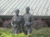 Rodzice Jana Pawła II przed Domem Pielgrzyma